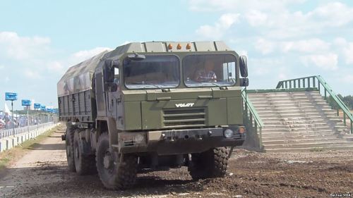 白俄羅斯重型載重卡車技術世界聞名，俄羅斯各種導彈發射車都使用白俄羅斯底盤，中國也從白俄羅斯獲取了相關技術。白俄羅斯軍用卡車在2015年的莫斯科武器展上表演。(美國之音白樺拍攝）