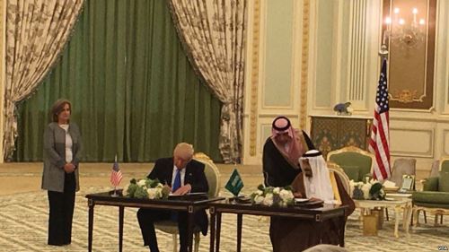 美国总统川普和沙特阿拉伯国王萨勒曼在利雅得签署了将近1100亿美元的协议，加强沙特的军事能力。（2017年5月20日）