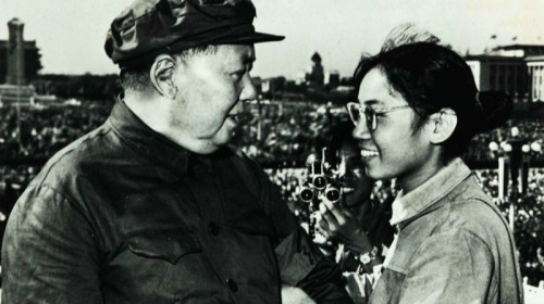 宋彬彬在天安门城楼上为毛泽东佩戴「红卫兵」袖章。