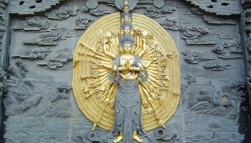 九华山上一座寺庙中的菩萨浮雕。