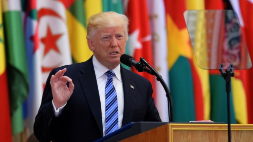美国总统唐纳德·川普在利雅得的阿拉伯伊斯兰美国首脑会议期间发言。