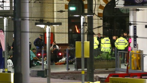 2017年5月23日，英國曼徹斯特市的市民從維多利亞火車站緊靠曼徹斯特競技場的緊急服務人員那裡接受治療。