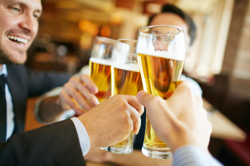 长期大量饮酒不利双腿健康。