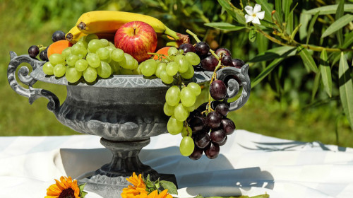 夏季多吃一些瓜果有益健康，但特殊人群要注意食用禁忌。
