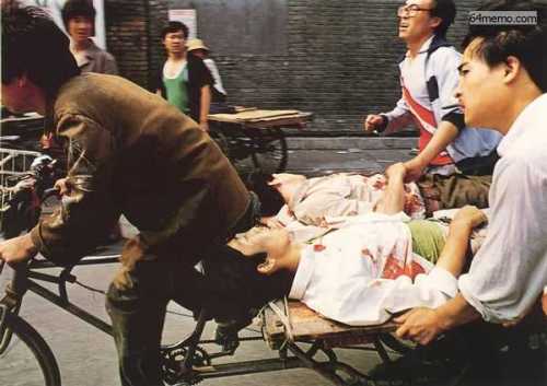 1989年六四屠杀，北京市民救护学生。