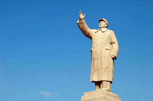 毛泽东提倡的“忠”字，完全是搞“个人崇拜”、“造神运动”。