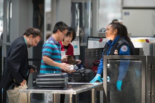 机场安检程序改变：电子和食品需拿出单独检查