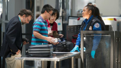 注意机场安检新规：电子和食品需拿出单独检查(组图)