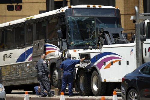 华人巴士新泽西高速与卡车相撞32人受伤