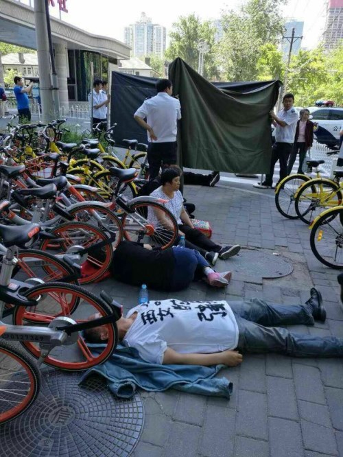 5月25日及26日，五位來自內蒙古的訪民，在北京《人民日報》社門外喝農藥試圖自殺