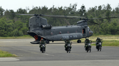 2017年5月25日，漢光軍演時，全副武裝臺灣士兵在美制CH-47直升機騎著摩托前往距離澎湖群島7公里的馬貢市。