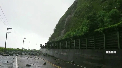 台湾9线苏花公路在112.6k宜兰东澳路段发生山体塌方，落石滚落。