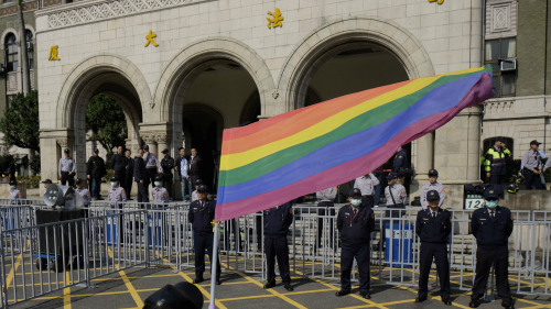 台湾同性婚姻释宪案在台北司法院通过，司法院门口警卫在维持秩序。