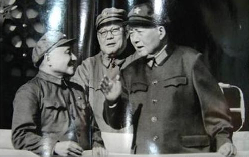 邓小平（左）与毛泽东在一起。（网络图片）