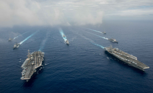 美日海军在南中国海举行联合编队训练