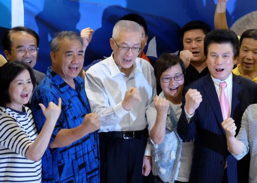 吴敦义在国民党主席选举中获胜。