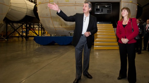 2011年，罗伯特·比格洛带领美国航空航天局副局长Lori Garver参观了自己的公司。