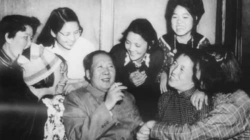 毛泽东性喜女色，生活荒淫糜烂。
