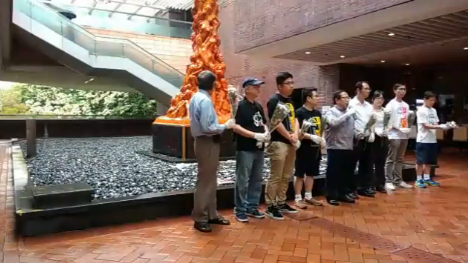 香港支聯會成員5月4日到香港大學洗刷「國殤之柱」，悼念六四死難者。