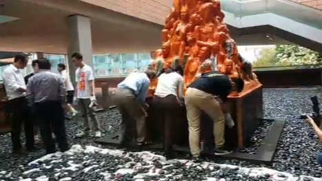 香港支聯會成員5月4日到香港大學洗刷「國殤之柱」，悼念六四死難者