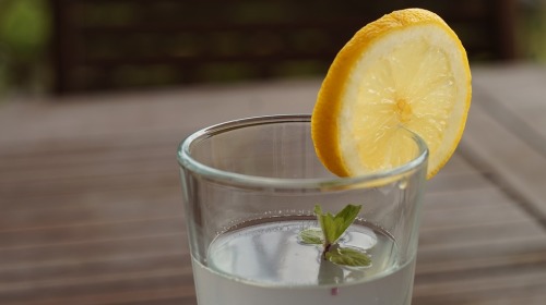 水是一种不花钱的治病良药，晨起饮用温水有很多好处。