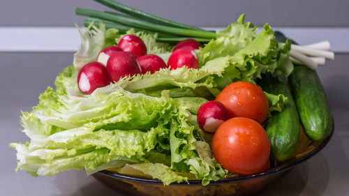 便秘引起的腹痛，可以多吃蔬果，增加纖維攝入量來改善。