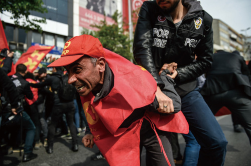 土耳其警方驅散勞動節示威民眾。