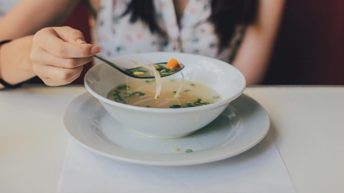 掌握正确的喝汤方法，才能全面吸收汤的营养。