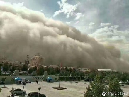 瞬间被吞噬 最强沙尘暴袭新疆