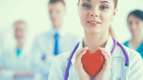 心脏病患者要严格按照医嘱服药。