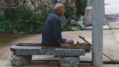 中国社会人口的老龄化问题正变得越来越突出