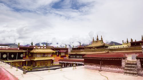 大昭寺正殿的主席台上，罗干居中而坐，身边是叶小文和西藏自治区人民政府主席江村罗布。