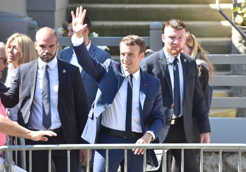 法國總統馬克龍前往立法大選投票