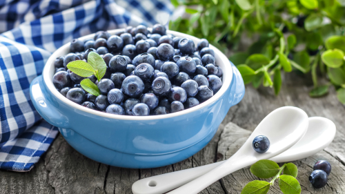蓝莓中的维生素C和E、锌、花青素、叶黄素及玉米黄素都有利眼睛健康