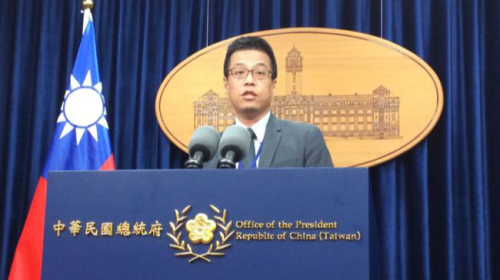 台湾总统府发言人黄重谚2017年6月12日在记者会上
