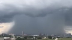 罕见“微下击暴流”雨弹狂炸达拉斯(图)