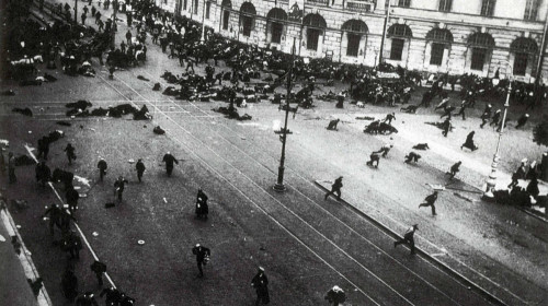 七月危机中的场景，军队向街头抗议者开枪。
