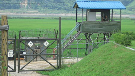 一座位於韓朝非軍事區的檢查站，上有一名哨兵警戒。