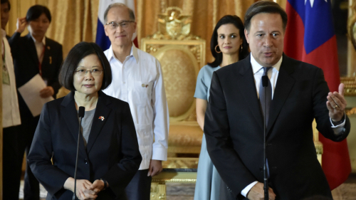 臺灣總統蔡英文（左）與巴拿馬總統瓦雷拉（Juan Carlos Varela）於2016年6月27在巴拿馬總統府舉行會議後對新聞界發表講話