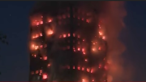 倫敦一座27層公寓大樓起火。