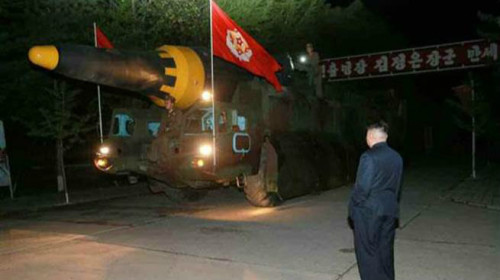 5月14日，朝鮮試射了地對地中遠程導彈「火星12號」，金正恩看著發射車將導彈運出。 