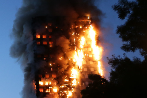 伦敦高楼惨烈大火12死居民不惜跳楼逃生