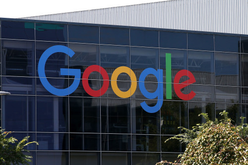Google公司总部大楼前的公司标志