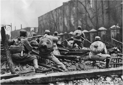 1932年，一二八事变，粤系第十九路军在上海抗击日军。