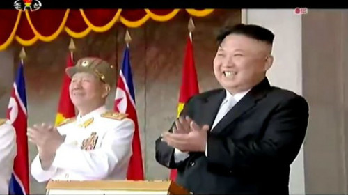 朝鮮最高領導人金正恩穿西裝閱兵。