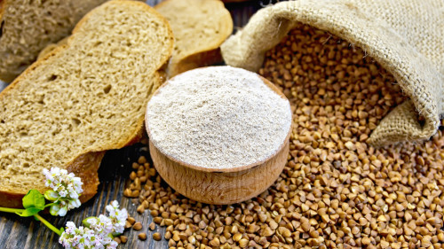 全麦面包有利于健康，因为它富含纤维，能帮助人体打扫肠道，有利于预防肥胖。