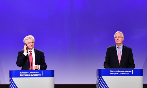 英國脫歐事務大臣戴維斯（左）與歐盟首席談判代表巴尼爾出席記者會。