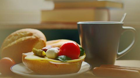 吃早餐有助于中和胃酸和保护肝脏。