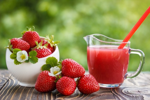 草莓有很好的美白皮膚和滋潤保濕的效果。