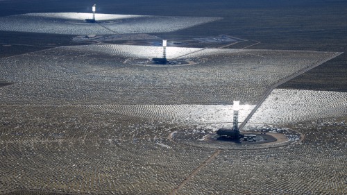 美国莫哈韦沙漠有全世界最大的太阳能发电站